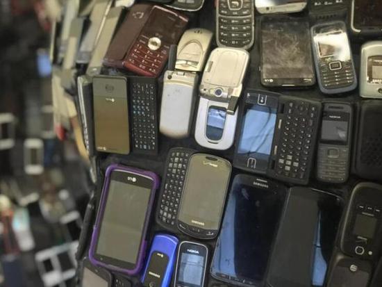 藝術(shù)家用廢舊電子產(chǎn)品做雕塑 你能認(rèn)出來嗎